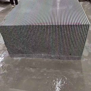 那曲芝麻白毛板荒料切割