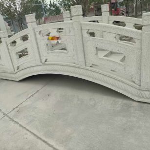 那曲芝麻白拱桥，石桥