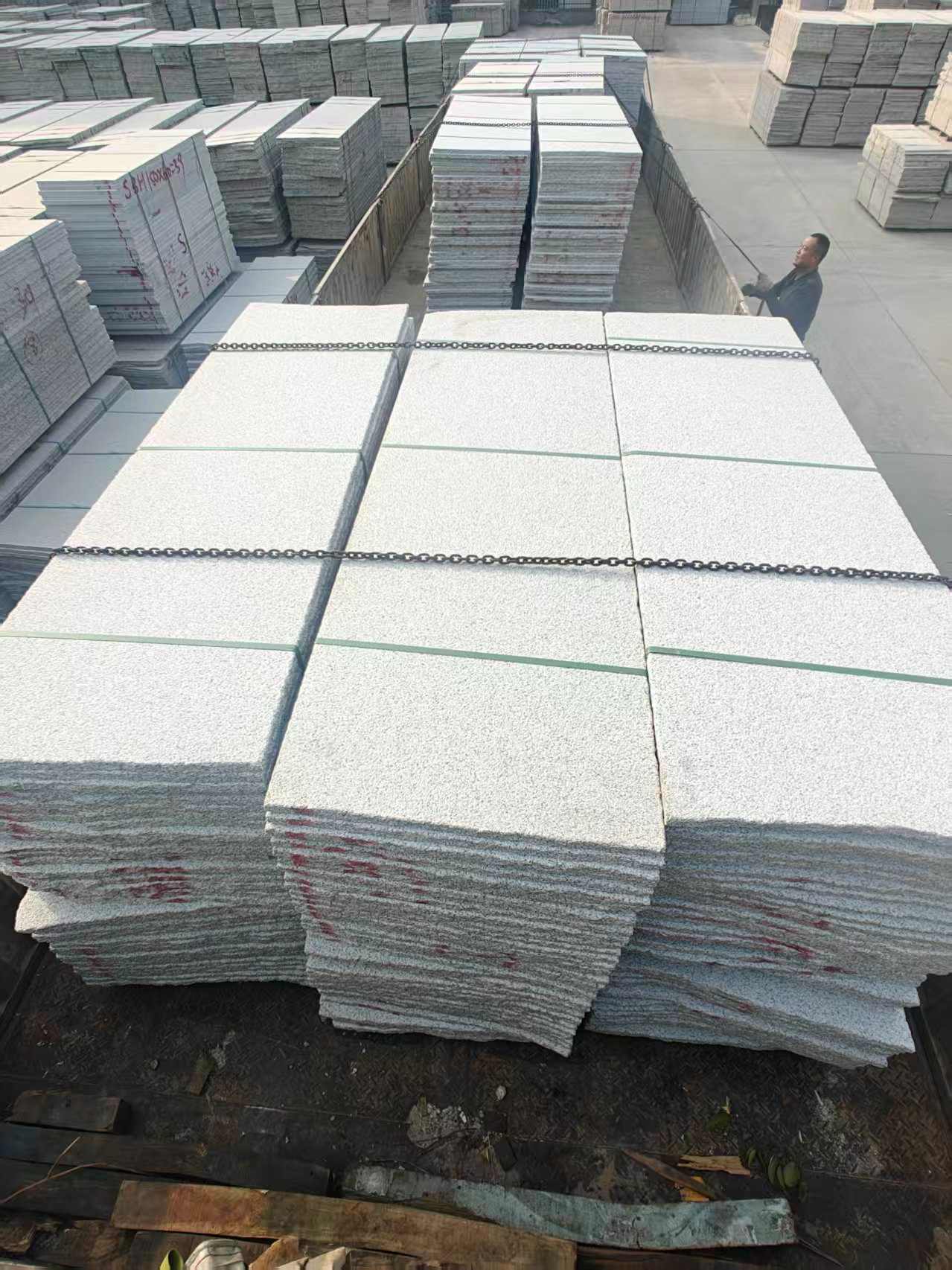 那曲芝麻白毛板，石材毛板